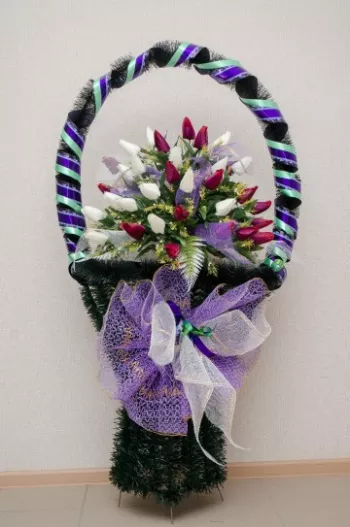 Траурная корзина на кладбище