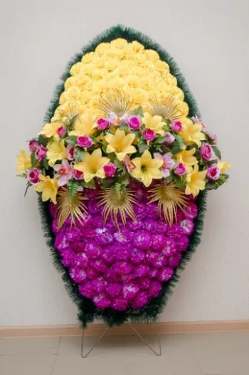 Венок на кладбище