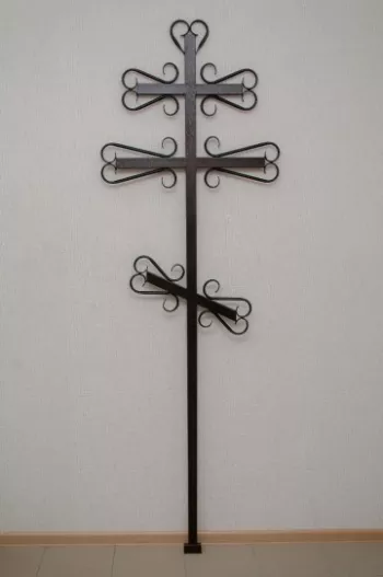 Металлический крест на кладбище 